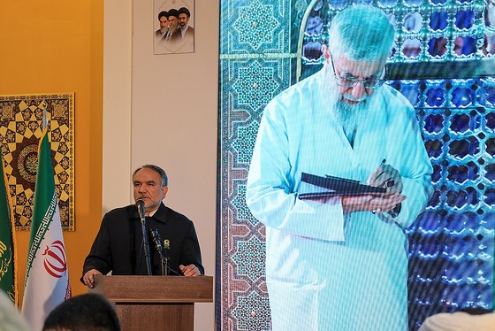 گزارش تصویری | آیین رونمایی از ۷ دستخط رهبر شهید در غباروبی‌های مضجع منور رضوی