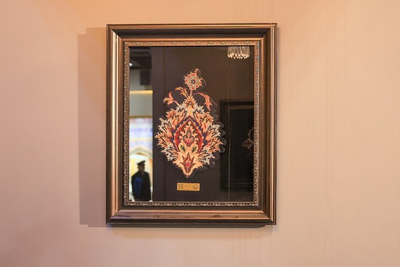 گزارش تصویری | آیین رونمایی از ۷ دستخط رهبر شهید در غباروبی‌های مضجع منور رضوی