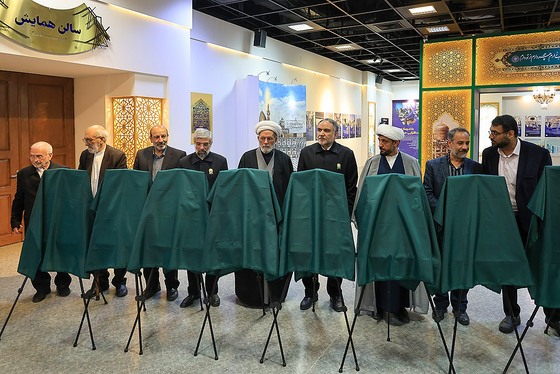 گزارش تصویری | آیین رونمایی از ۷ دستخط رهبر شهید در غباروبی‌های مضجع منور رضوی