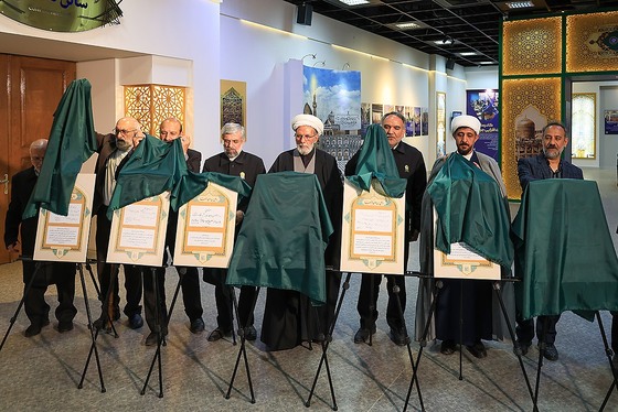 گزارش تصویری | آیین رونمایی از ۷ دستخط رهبر شهید در غباروبی‌های مضجع منور رضوی