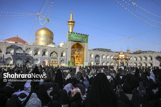 گزارش تصویری | تعویض پرچم گنبد حرم مطهر رضوی در صبح ولادت امام رضا (ع)