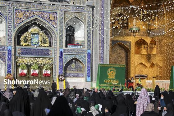 گزارش تصویری | تعویض پرچم گنبد حرم مطهر رضوی در صبح ولادت امام رضا (ع)