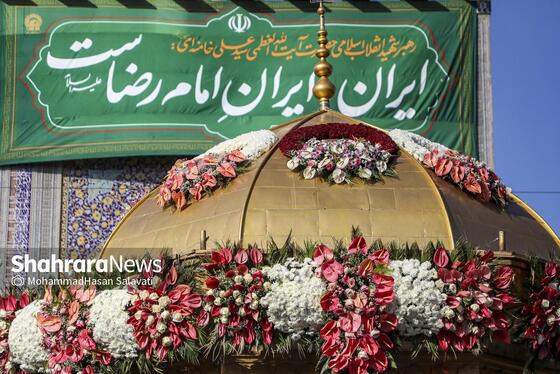 گزارش تصویری | تعویض پرچم گنبد حرم مطهر رضوی در صبح ولادت امام رضا (ع)