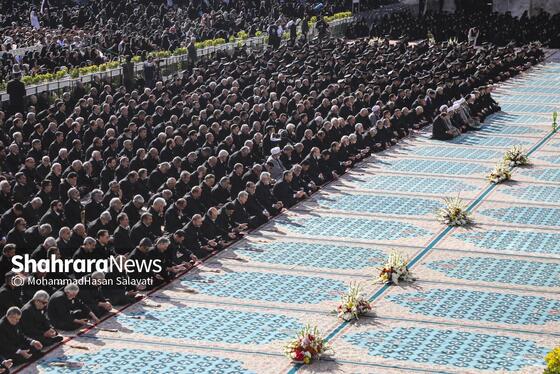 گزارش تصویری | تعویض پرچم گنبد حرم مطهر رضوی در صبح ولادت امام رضا (ع)