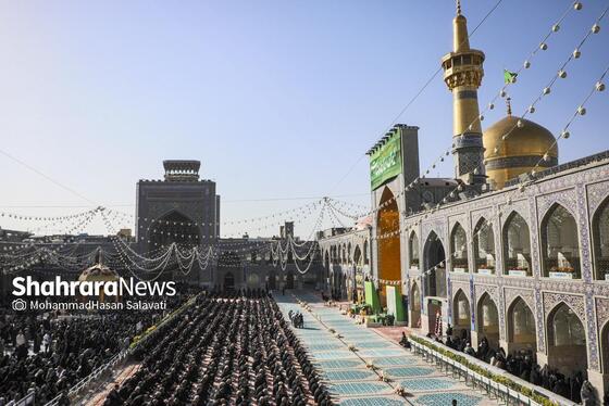 گزارش تصویری | تعویض پرچم گنبد حرم مطهر رضوی در صبح ولادت امام رضا (ع)