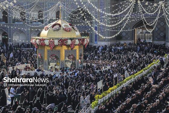 گزارش تصویری | تعویض پرچم گنبد حرم مطهر رضوی در صبح ولادت امام رضا (ع)