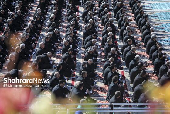 گزارش تصویری | تعویض پرچم گنبد حرم مطهر رضوی در صبح ولادت امام رضا (ع)