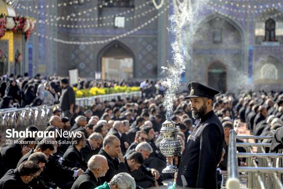 گزارش تصویری | تعویض پرچم گنبد حرم مطهر رضوی در صبح ولادت امام رضا (ع)