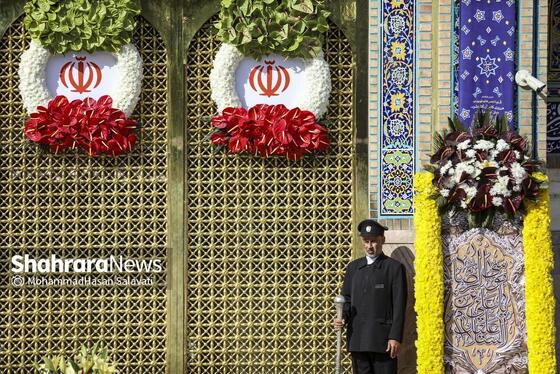 گزارش تصویری | تعویض پرچم گنبد حرم مطهر رضوی در صبح ولادت امام رضا (ع)