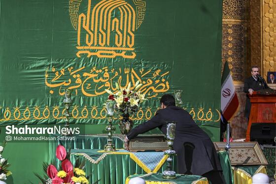 گزارش تصویری | تعویض پرچم گنبد حرم مطهر رضوی در صبح ولادت امام رضا (ع)