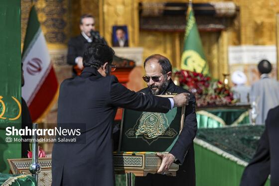 گزارش تصویری | تعویض پرچم گنبد حرم مطهر رضوی در صبح ولادت امام رضا (ع)