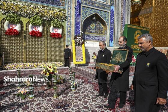 گزارش تصویری | تعویض پرچم گنبد حرم مطهر رضوی در صبح ولادت امام رضا (ع)