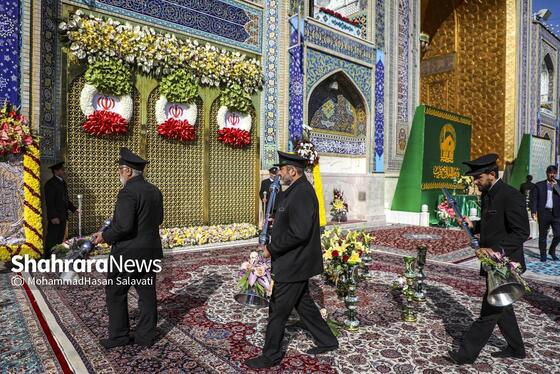 گزارش تصویری | تعویض پرچم گنبد حرم مطهر رضوی در صبح ولادت امام رضا (ع)