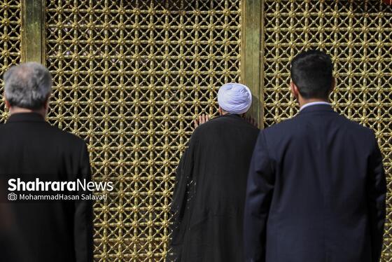 گزارش تصویری | تعویض پرچم گنبد حرم مطهر رضوی در صبح ولادت امام رضا (ع)