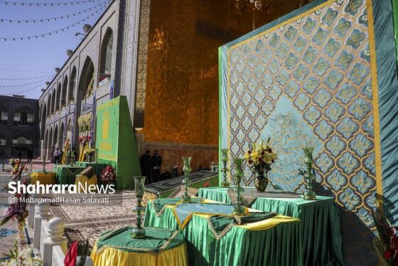 گزارش تصویری | تعویض پرچم گنبد حرم مطهر رضوی در صبح ولادت امام رضا (ع)