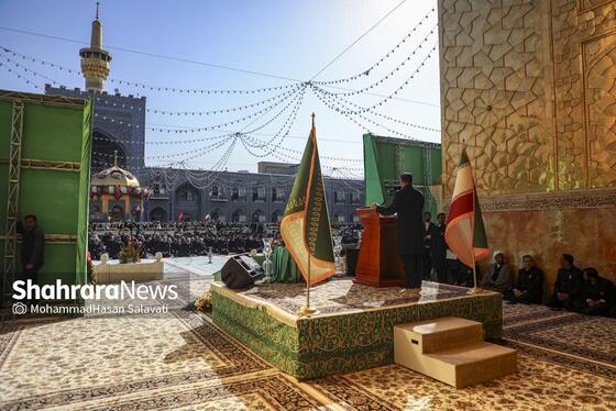 گزارش تصویری | تعویض پرچم گنبد حرم مطهر رضوی در صبح ولادت امام رضا (ع)