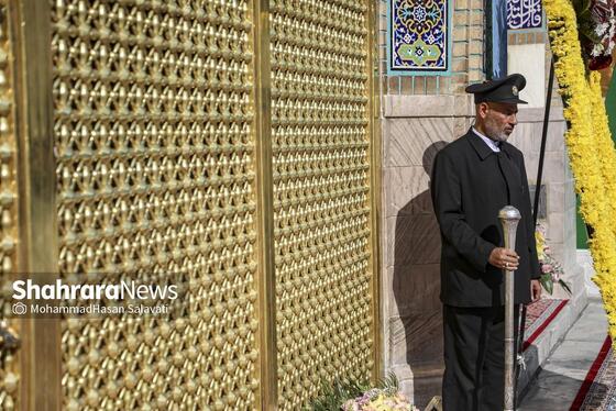 گزارش تصویری | تعویض پرچم گنبد حرم مطهر رضوی در صبح ولادت امام رضا (ع)