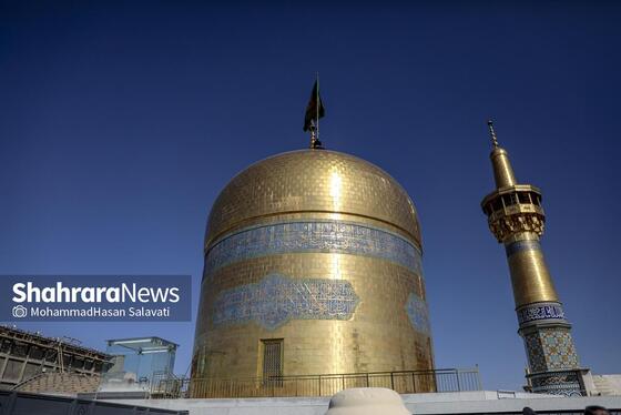 گزارش تصویری | تعویض پرچم گنبد حرم مطهر رضوی در صبح ولادت امام رضا (ع)