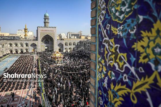 گزارش تصویری | تعویض پرچم گنبد حرم مطهر رضوی در صبح ولادت امام رضا (ع)