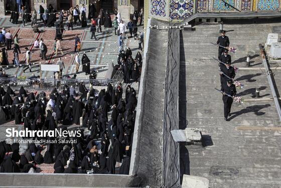 گزارش تصویری | تعویض پرچم گنبد حرم مطهر رضوی در صبح ولادت امام رضا (ع)