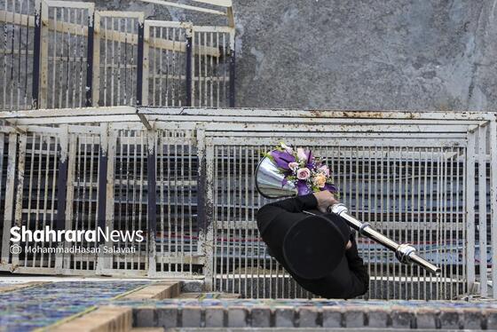 گزارش تصویری | تعویض پرچم گنبد حرم مطهر رضوی در صبح ولادت امام رضا (ع)