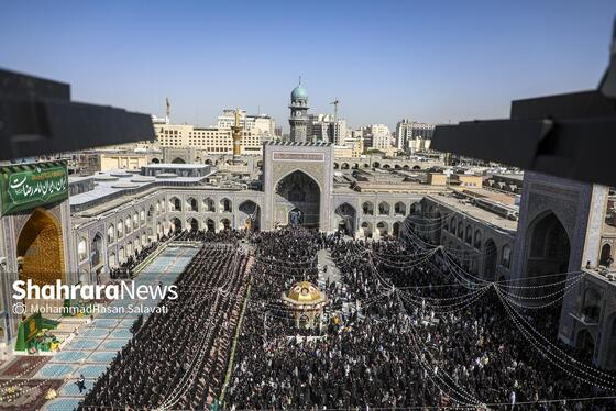 گزارش تصویری | تعویض پرچم گنبد حرم مطهر رضوی در صبح ولادت امام رضا (ع)