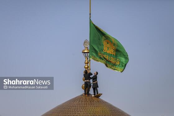 گزارش تصویری | تعویض پرچم گنبد حرم مطهر رضوی در صبح ولادت امام رضا (ع)