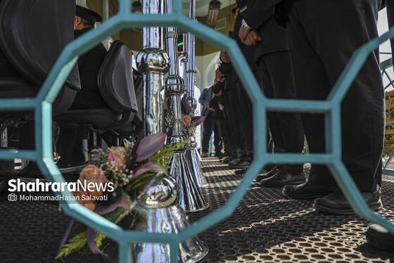 گزارش تصویری | تعویض پرچم گنبد حرم مطهر رضوی در صبح ولادت امام رضا (ع)