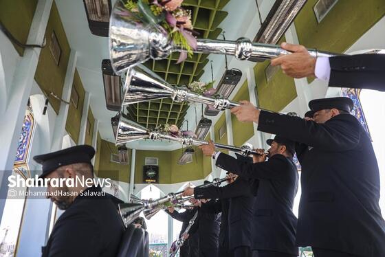 گزارش تصویری | تعویض پرچم گنبد حرم مطهر رضوی در صبح ولادت امام رضا (ع)