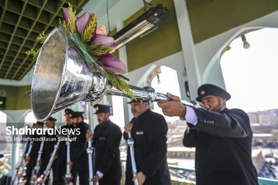 گزارش تصویری | تعویض پرچم گنبد حرم مطهر رضوی در صبح ولادت امام رضا (ع)