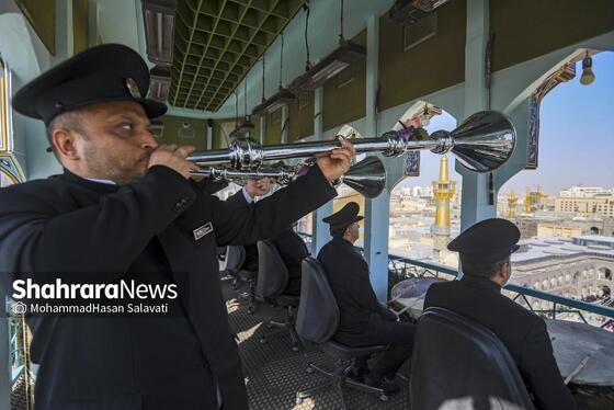 گزارش تصویری | تعویض پرچم گنبد حرم مطهر رضوی در صبح ولادت امام رضا (ع)