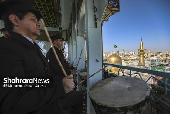 گزارش تصویری | تعویض پرچم گنبد حرم مطهر رضوی در صبح ولادت امام رضا (ع)