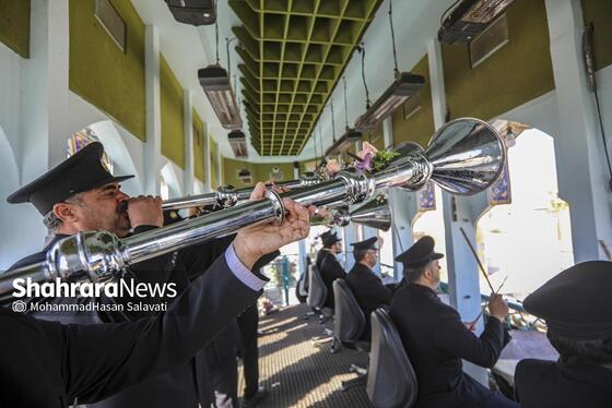 گزارش تصویری | تعویض پرچم گنبد حرم مطهر رضوی در صبح ولادت امام رضا (ع)