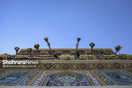 گزارش تصویری | تعویض پرچم گنبد حرم مطهر رضوی در صبح ولادت امام رضا (ع)