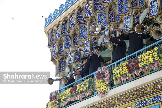 گزارش تصویری | تعویض پرچم گنبد حرم مطهر رضوی در صبح ولادت امام رضا (ع)