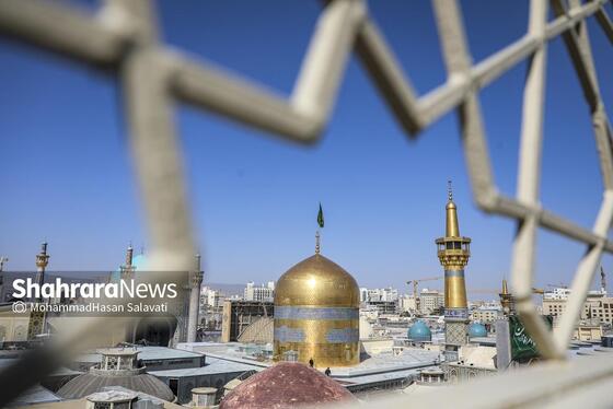 گزارش تصویری | تعویض پرچم گنبد حرم مطهر رضوی در صبح ولادت امام رضا (ع)