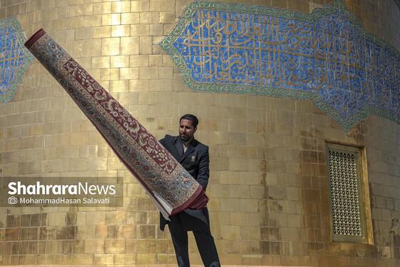 گزارش تصویری | تعویض پرچم گنبد حرم مطهر رضوی در صبح ولادت امام رضا (ع)