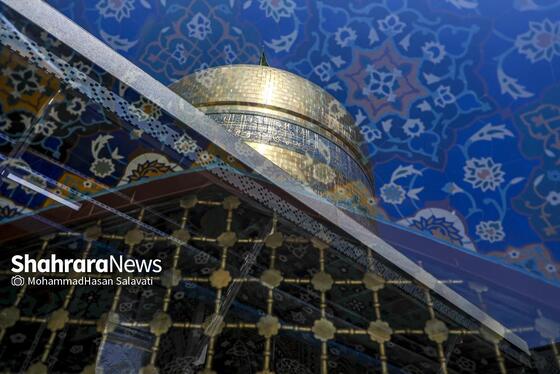 گزارش تصویری | تعویض پرچم گنبد حرم مطهر رضوی در صبح ولادت امام رضا (ع)