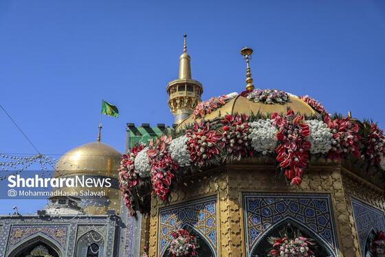 گزارش تصویری | تعویض پرچم گنبد حرم مطهر رضوی در صبح ولادت امام رضا (ع)