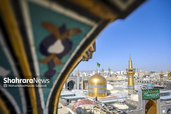 گزارش تصویری | تعویض پرچم گنبد حرم مطهر رضوی در صبح ولادت امام رضا (ع)