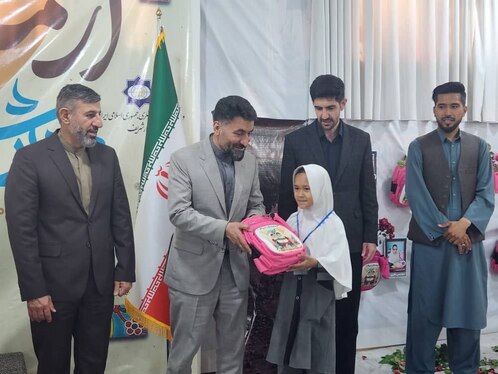 همدلی کودکان افغانستانی در مزار شریف با کودکان شهید میناب + عکس