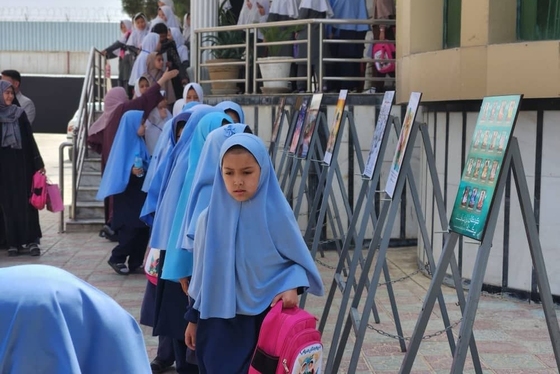 همدلی کودکان افغانستانی در مزار شریف با کودکان شهید میناب + عکس