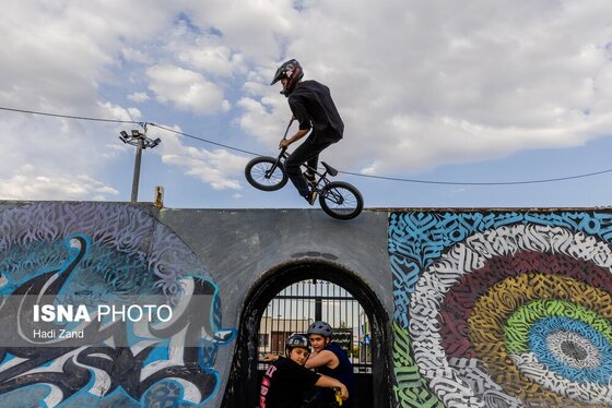 گزارش تصویری | ورزش‌های خیابانی؛ دوچرخه سواری BMX در جنوب تهران
