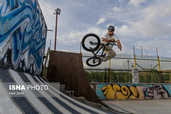 گزارش تصویری | ورزش‌های خیابانی؛ دوچرخه سواری BMX در جنوب تهران