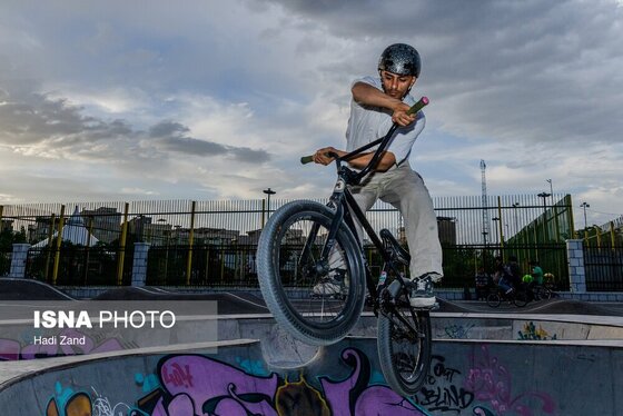 گزارش تصویری | ورزش‌های خیابانی؛ دوچرخه سواری BMX در جنوب تهران
