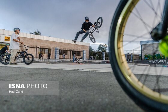گزارش تصویری | ورزش‌های خیابانی؛ دوچرخه سواری BMX در جنوب تهران