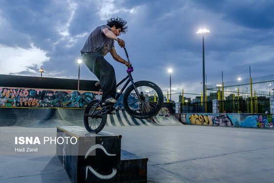 گزارش تصویری | ورزش‌های خیابانی؛ دوچرخه سواری BMX در جنوب تهران