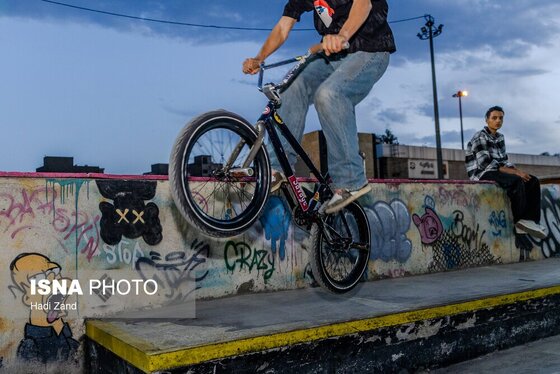 گزارش تصویری | ورزش‌های خیابانی؛ دوچرخه سواری BMX در جنوب تهران