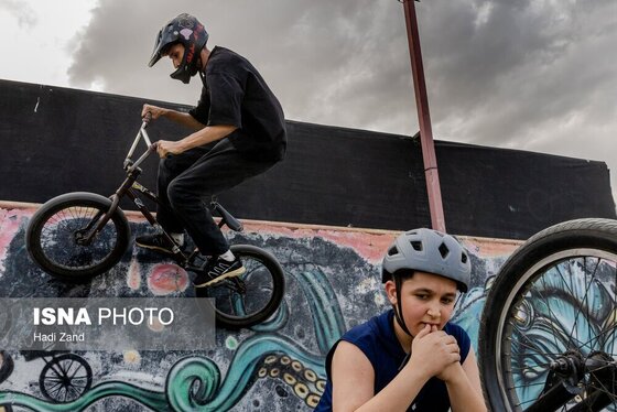 گزارش تصویری | ورزش‌های خیابانی؛ دوچرخه سواری BMX در جنوب تهران