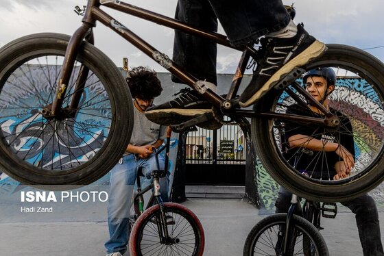 گزارش تصویری | ورزش‌های خیابانی؛ دوچرخه سواری BMX در جنوب تهران